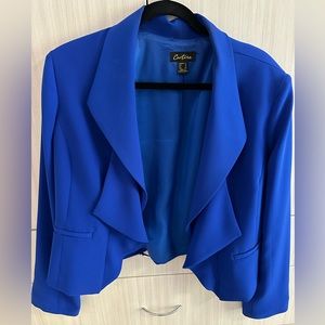 Gorgeous Cartise short blazer in stunning blue!